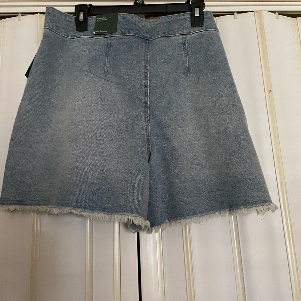 Shorts - Picture 2 of 4